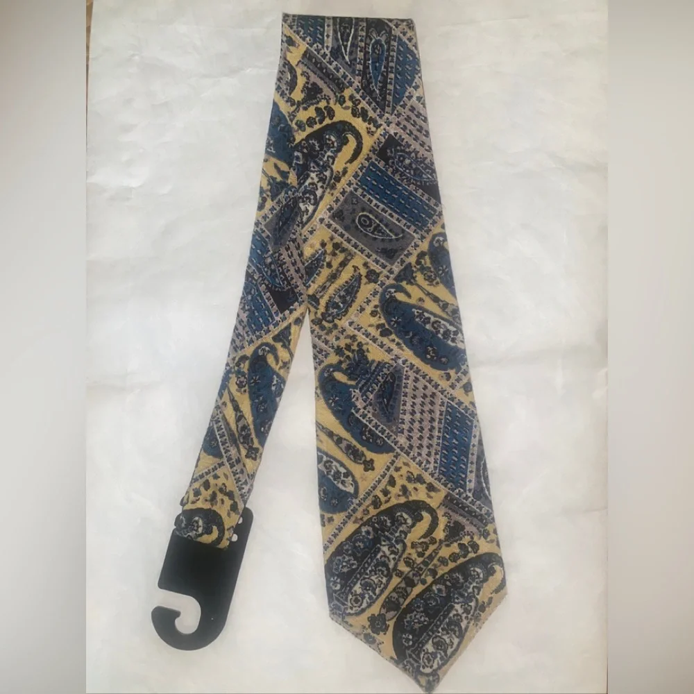SPENCER & LOWE Four N Hand Silk Necktie Tie Yellow Blue Paisley $25 USA lcsr
